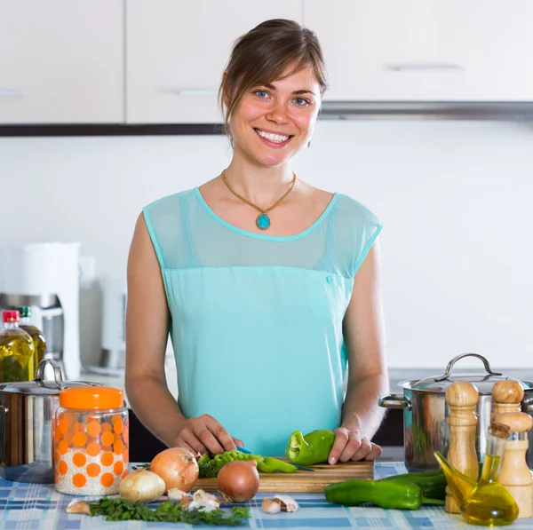 Huisvrouw koken groenten — Stockfoto