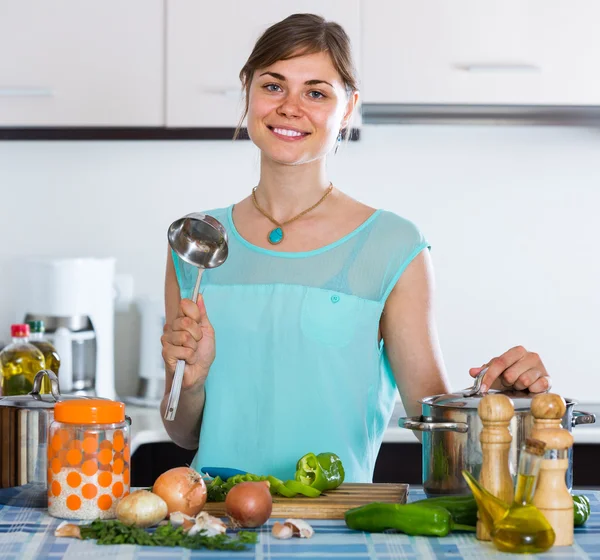 Женщина готовит вегетарианский суп — стоковое фото