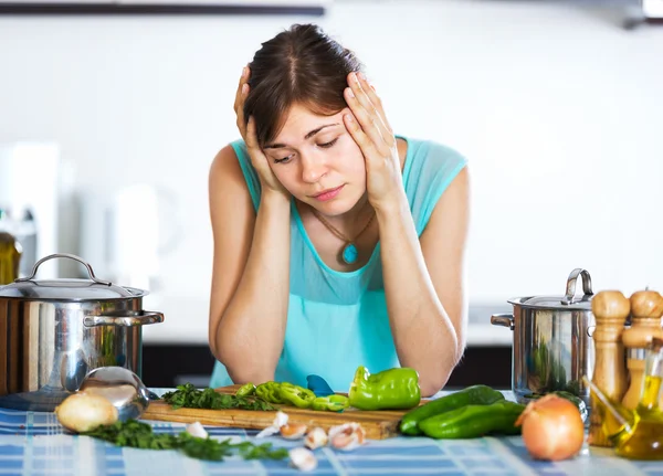 Triest huisvrouw eten koken — Stockfoto