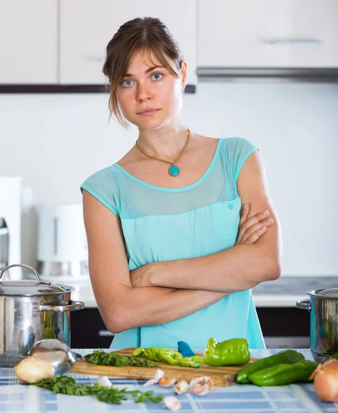 Retrato de mujer cansada en la cocina — Foto de Stock