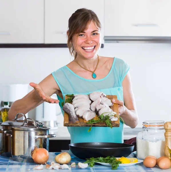 Ama de casa freír peces de agua salada — Foto de Stock