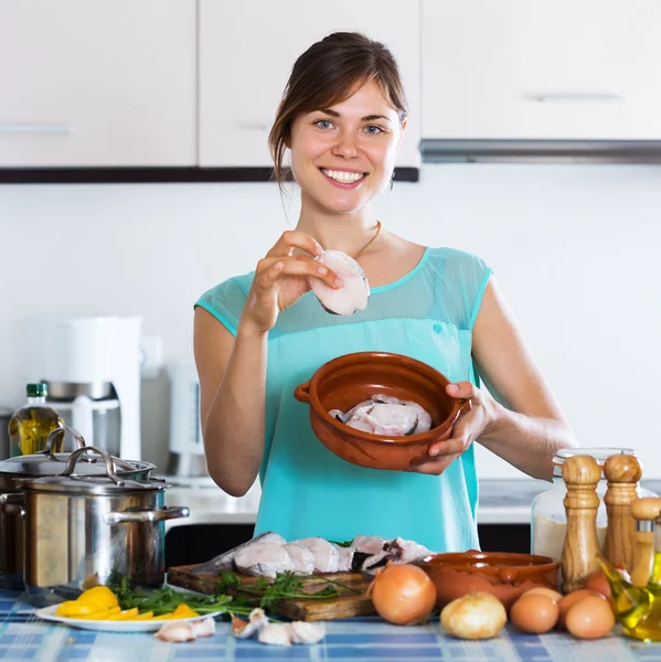 Mujer haciendo pescado y patatas fritas —  Fotos de Stock