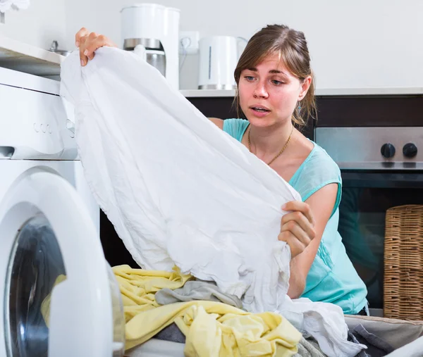 Kirli çamaşır kadınla — Stok fotoğraf
