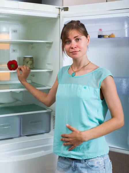 Žena poblíž prázdnou ledničku — Stock fotografie