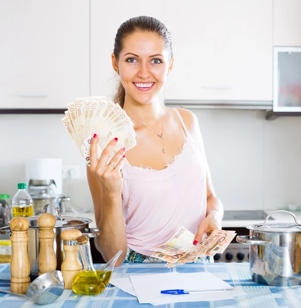 Frau erhielt Zinsen auf Einlagen — Stockfoto