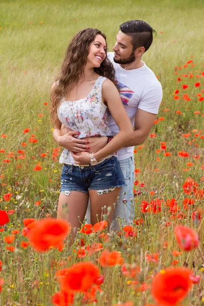 Couple en coquelicots rouges — Photo