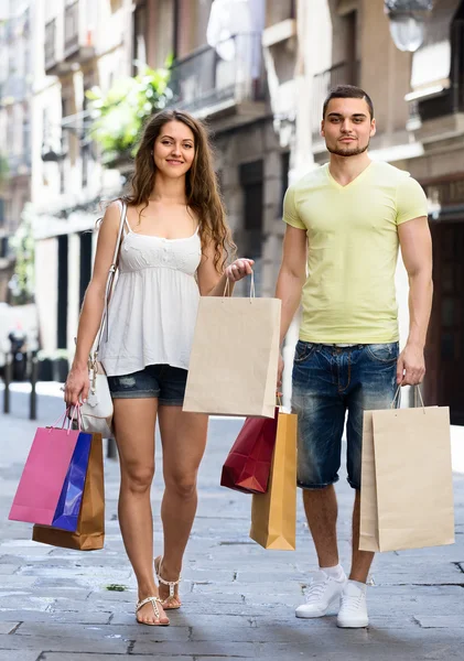 Pair with shopping bags at city — Stock Photo, Image