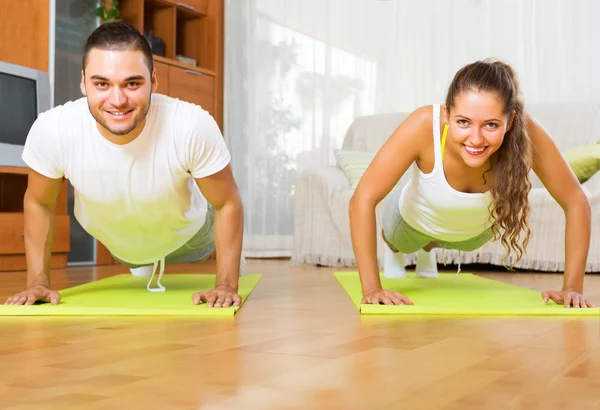 Des gens souriants faisant du yoga intérieur — Photo