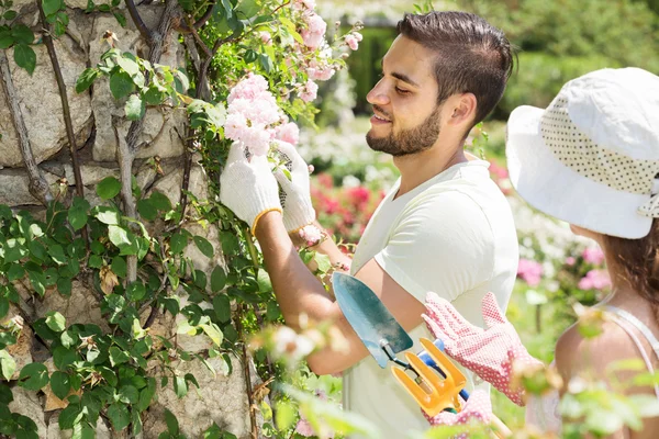 Young family gardening — Stock Photo, Image