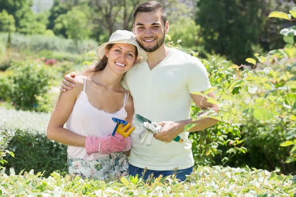 Jeune couple jardinage ensemble — Photo