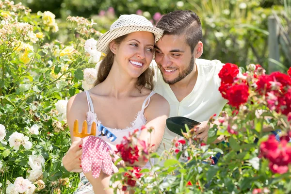 Νεαρό ζευγάρι gardenin — Φωτογραφία Αρχείου