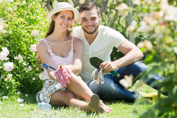 若いカップルの園芸一緒に — ストック写真