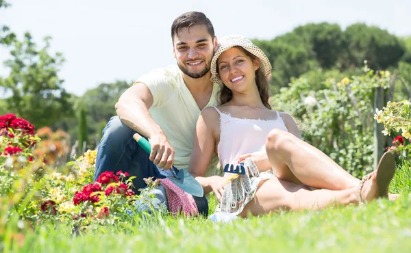 Jovem casal jardinagem juntos — Fotografia de Stock