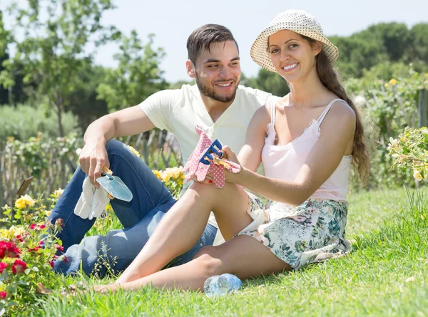 Jong paar tuinieren — Stockfoto