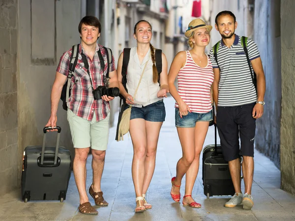 Zufriedene Reisende, die auf der Straße gehen — Stockfoto