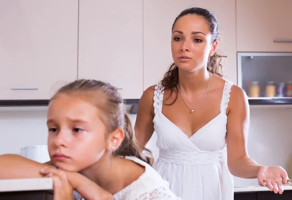 Upset girl and mother arguing — Stock Photo, Image