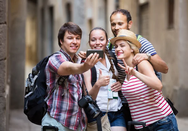 Grupo de turistas fazendo selfie — Fotografia de Stock