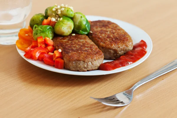 Grilovaný biftek a zelenina — Stock fotografie