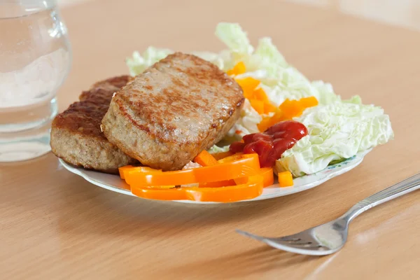 Smažené Hovězí biftek s hlávkovým salátem — Stock fotografie
