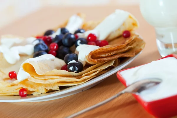 Pancakes with berries and diary cream — Stock Photo, Image