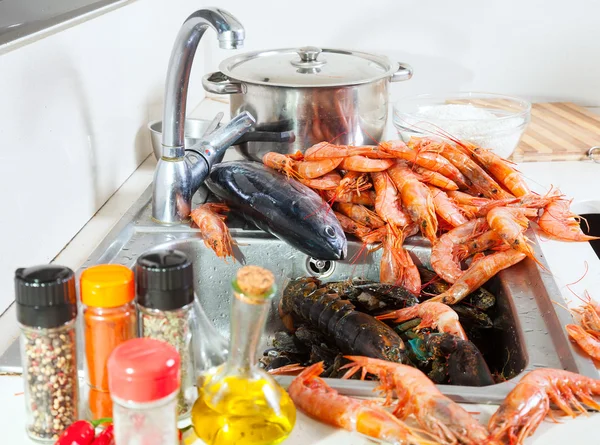 Alimentos marinos crudos en el fregadero en la cocina — Foto de Stock