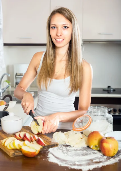 Dona de casa na cozinha — Fotografia de Stock