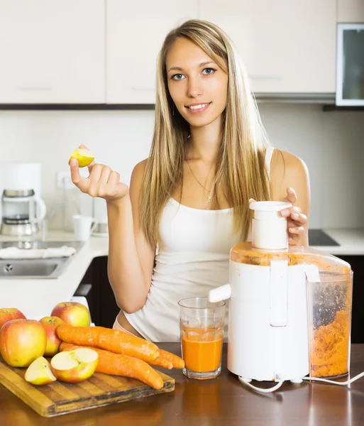 Menina fazendo suco — Fotografia de Stock