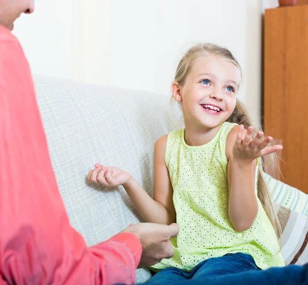 Vader en meisje bespreken iets — Stockfoto