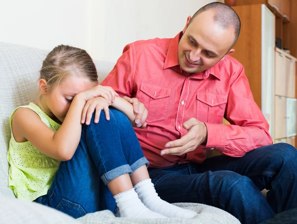 Papa donnant des instructions à l'enfant — Photo