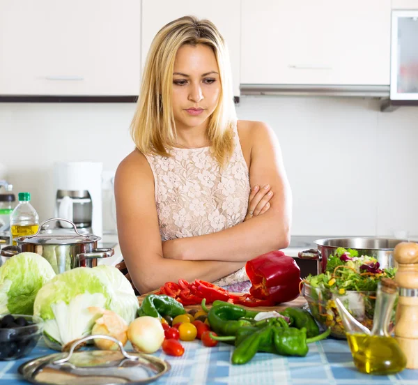 Verwirrte Hausfrau in der Küche — Stockfoto