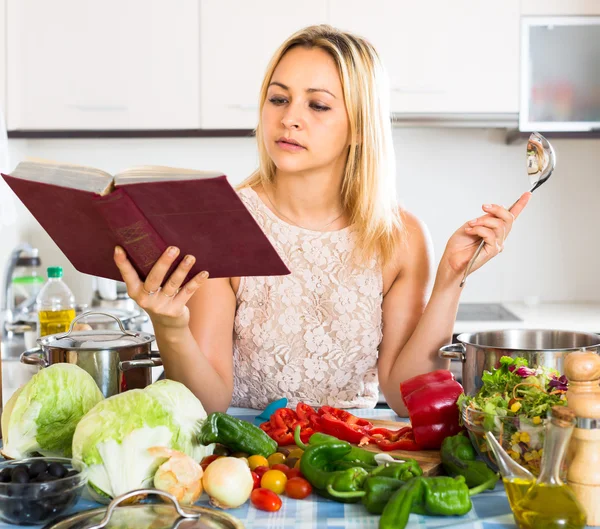 Vegetariánské žena čte knihy recept — Stock fotografie