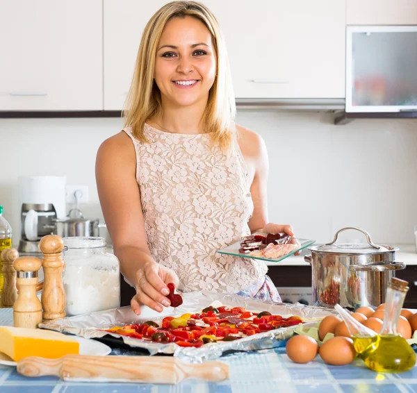 Vrouw maken zelfgemaakte pizza — Stockfoto