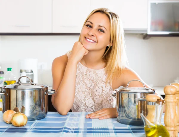 Mulher sorrindo para nova cozinha — Fotografia de Stock