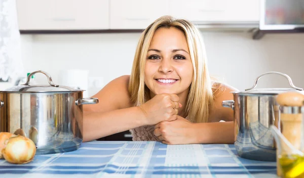 Portret van huisvrouw poseren in kitchen — Stockfoto