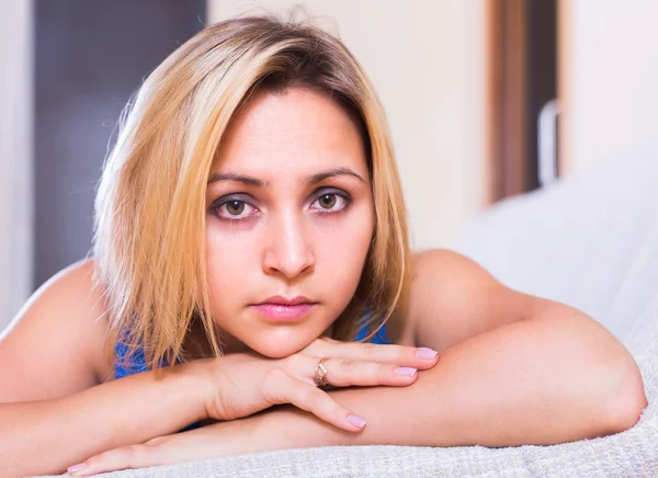 Portret van triest jonge vrouw — Stockfoto