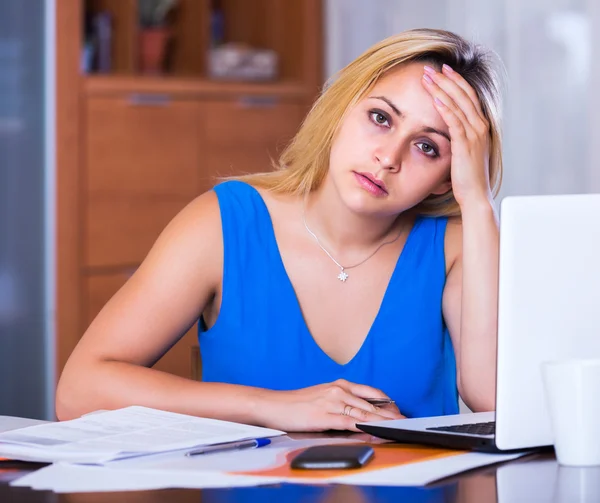Tired female employee doing paperwork — Stock Photo, Image