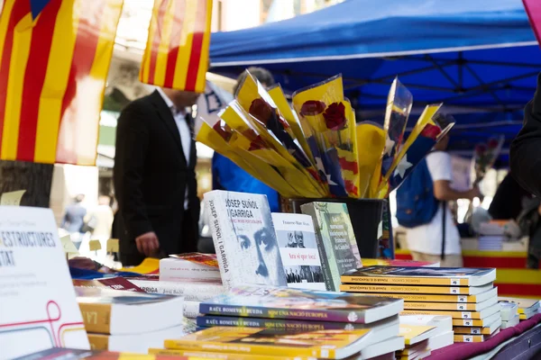 Böcker om gatustånd i Barcelona — Stockfoto