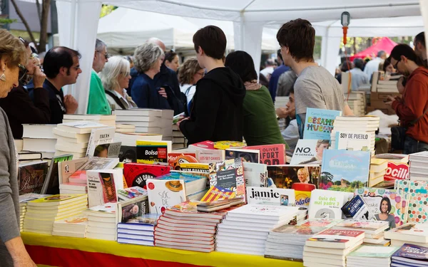 Libri sulle bancarelle nel giorno di San Giorgio — Foto Stock