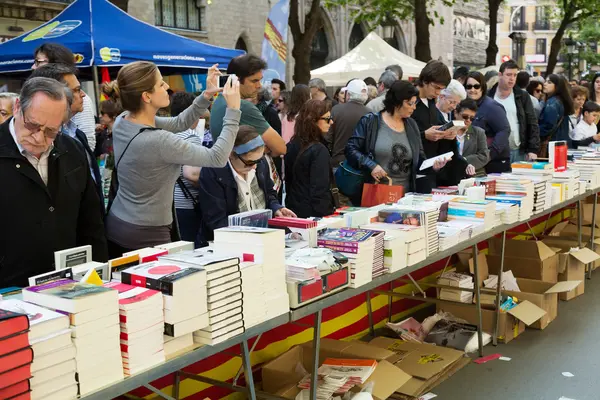 Bücher auf Straßenständen in Barcelona — Stockfoto