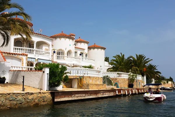 Canales y casas de Empuria brava — Foto de Stock