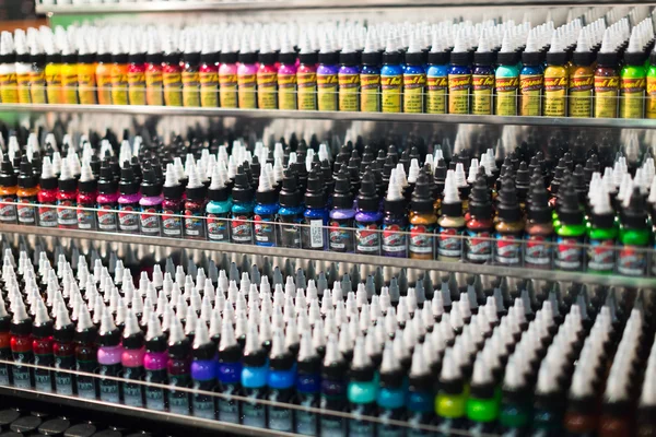 Tubes de peinture de tatouage à la vitrine — Photo