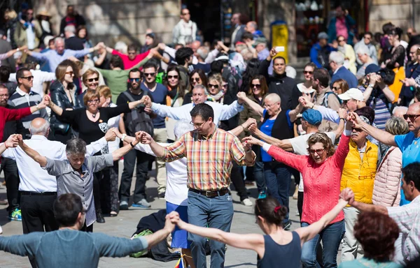 People dancing circle dance long sardana — Stock Photo, Image