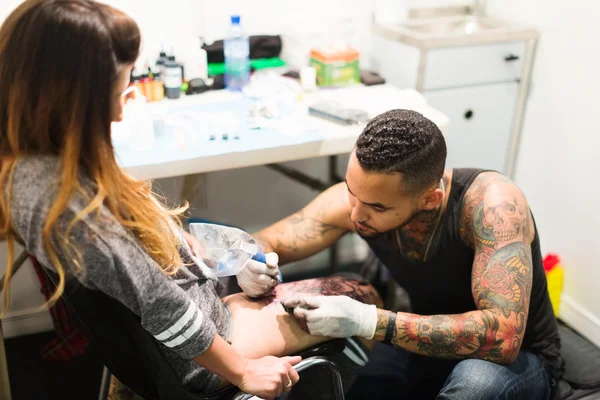 Artist  doing colorful tattoo — Stock Photo, Image