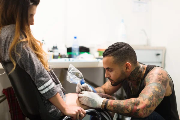 Artist  doing colorful tattoo — Stock Photo, Image