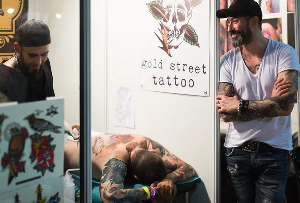Artysta robi kolorowy tatuaż — Zdjęcie stockowe