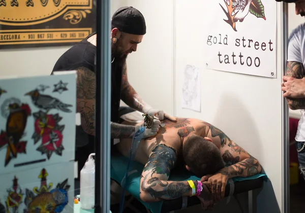 Artist  doing colorful tattoo — Stock Photo, Image