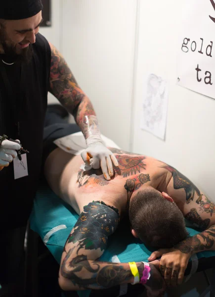 Konstnären gör färgglada tatuering — Stockfoto