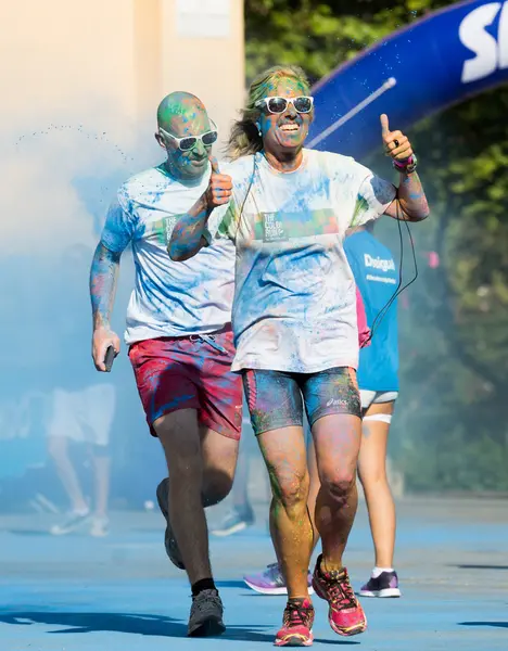 Menschen laufen beim Farbenlauf — Stockfoto