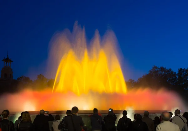 Värikäs laulu suihkulähde Montjuic show — kuvapankkivalokuva