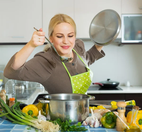 Meisje koken met groenten — Stockfoto